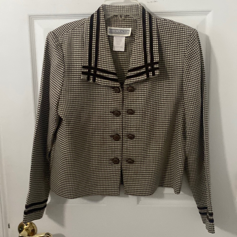 Vintage velvet trimmed brown and ivory jacket/top size 8. 50 rayon 50 poly